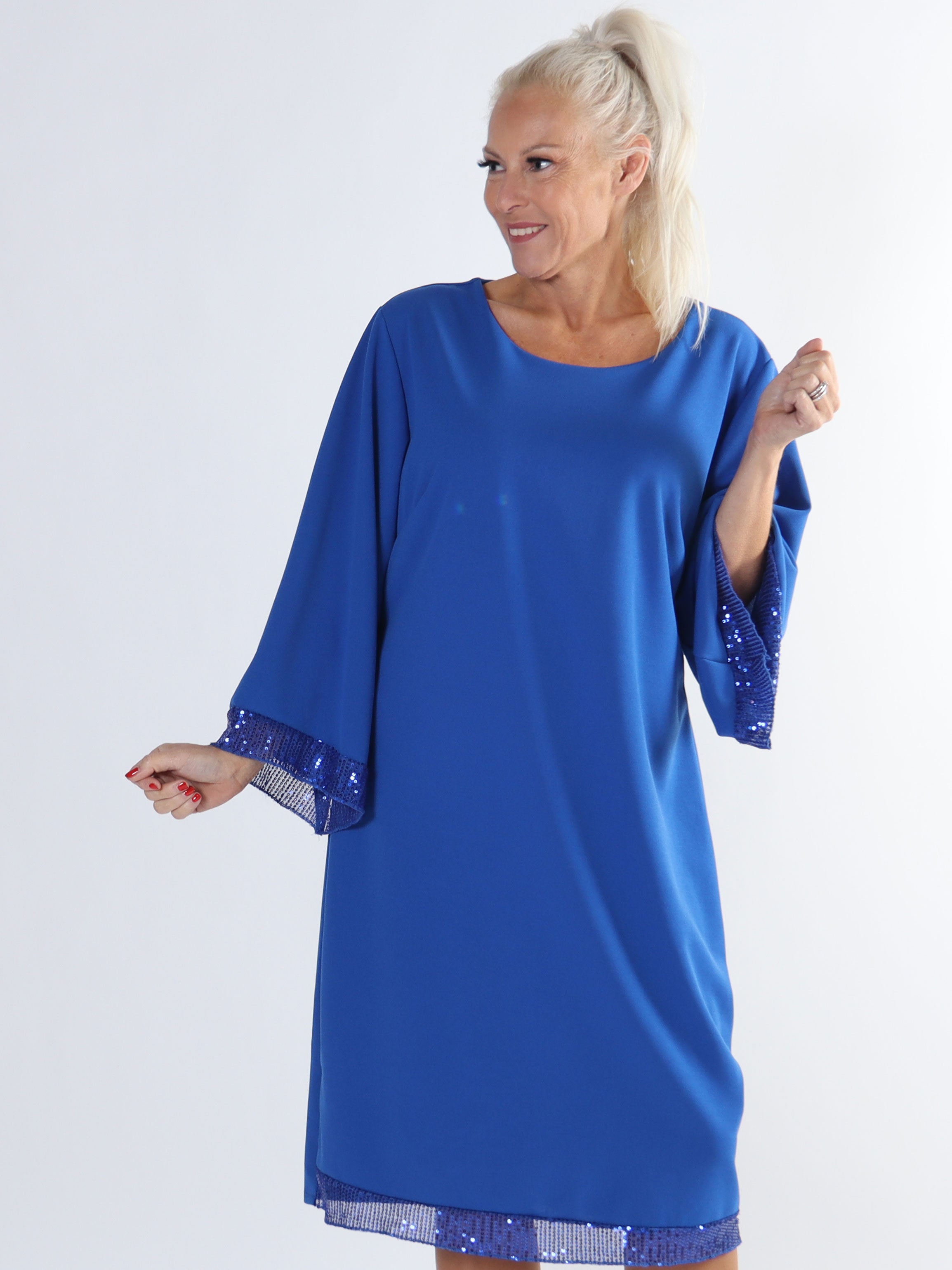 Lanza - Fin klänning i stora storlekar med paljettkanter